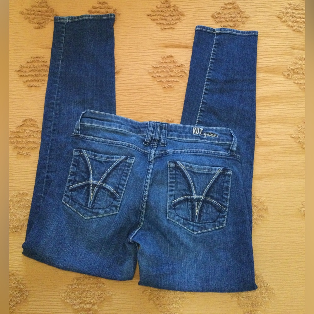 Kut from the Kloth Straight Leg Jeans size 4 
3 " Zipper length 28